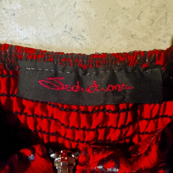 84. Seductions Women's Red Leppard print Zip Up Top - Picture 4 of 4